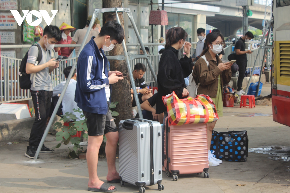 cac ben xe o ha noi dong nghit hanh khach ve que nghi le hinh anh 11