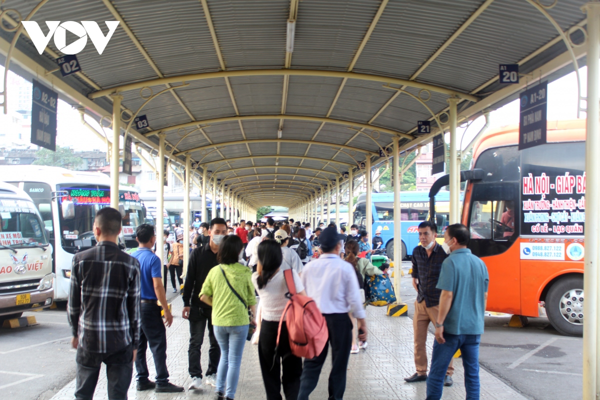 cac ben xe o ha noi dong nghit hanh khach ve que nghi le hinh anh 1