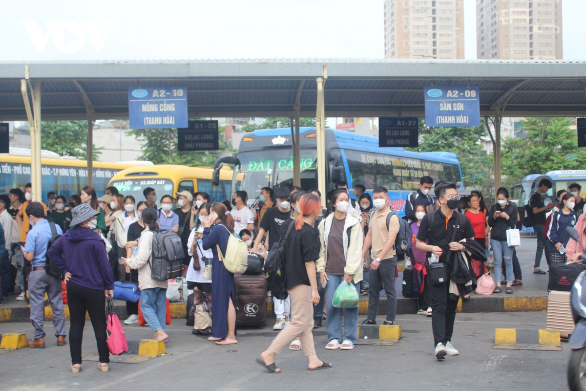 cac ben xe o ha noi dong nghit hanh khach ve que nghi le hinh anh 6