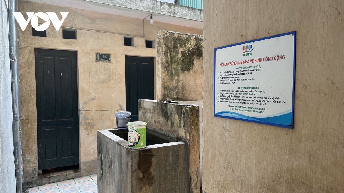 Đột nhập nhà vệ sinh ở Hà Nội xuống cấp, ô nhiễm và bị dân chiếm ...