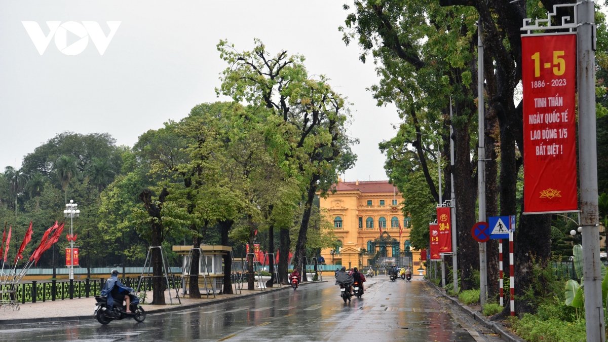 tran mua lon khien ngay dau nghi le o thu do vang ve la thuong hinh anh 7