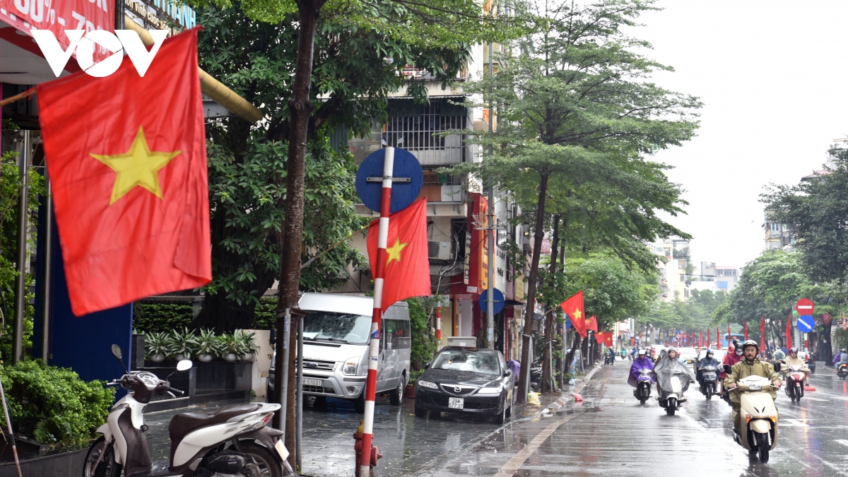 tran mua lon khien ngay dau nghi le o thu do vang ve la thuong hinh anh 11