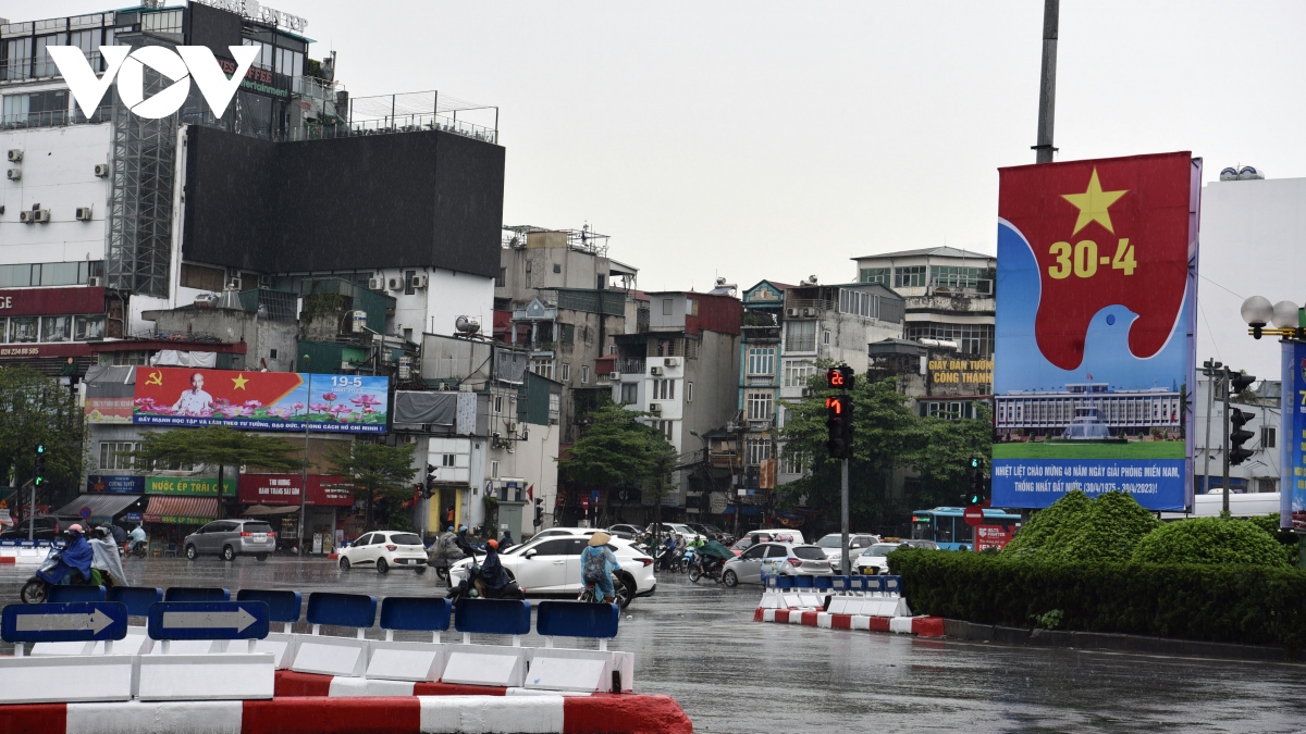 tran mua lon khien ngay dau nghi le o thu do vang ve la thuong hinh anh 12