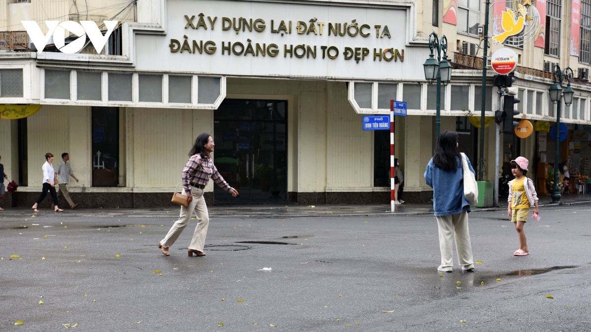 tran mua lon khien ngay dau nghi le o thu do vang ve la thuong hinh anh 2