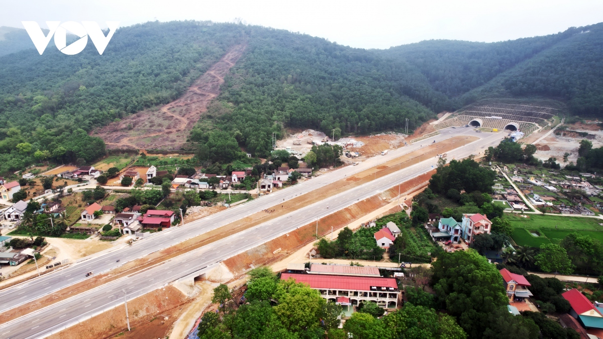 ban giao ham thung thi tren cao toc bac-nam, san sang khai thac dip 30 4 hinh anh 2