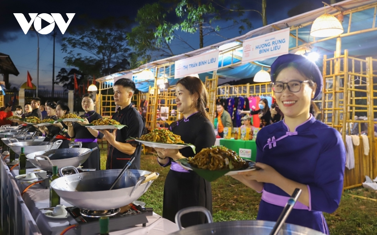 ron rang loat le hoi tren rung duoi bien tai quang ninh hinh anh 14