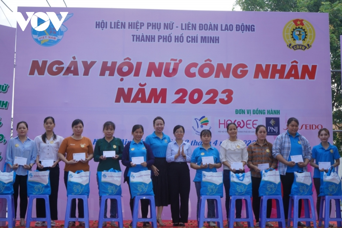 600 phần quà cho nữ công nhân lao động có hoàn cảnh khó khăn