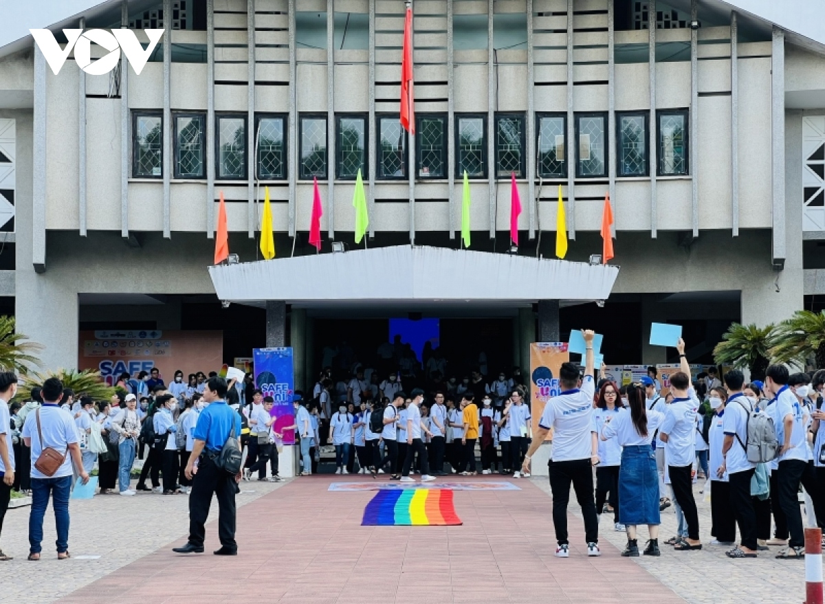 巨人与你同行 让爱长存“时空争霸” 清明祭英烈