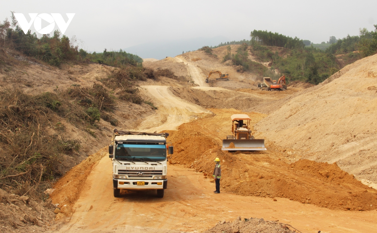 Hối hả trên công trường cao tốc Bắc - Nam đoạn Quy Nhơn - Chí Thạnh