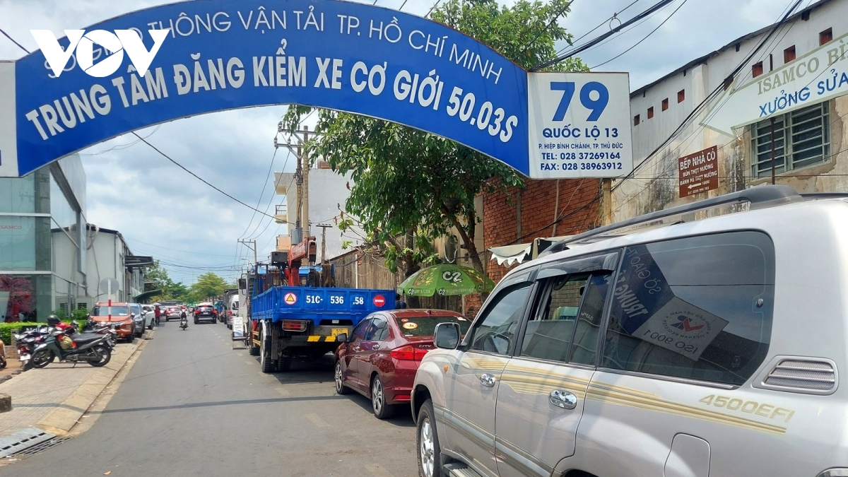 Tài xế vật vờ chờ đăng kiểm ở TP.HCM