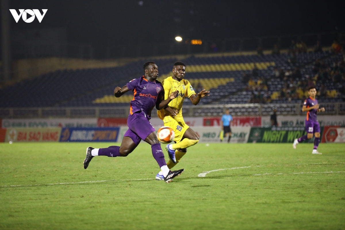 giat lai tran hoa phut bu gio, nam Dinh van bat bai o v-league hinh anh 5