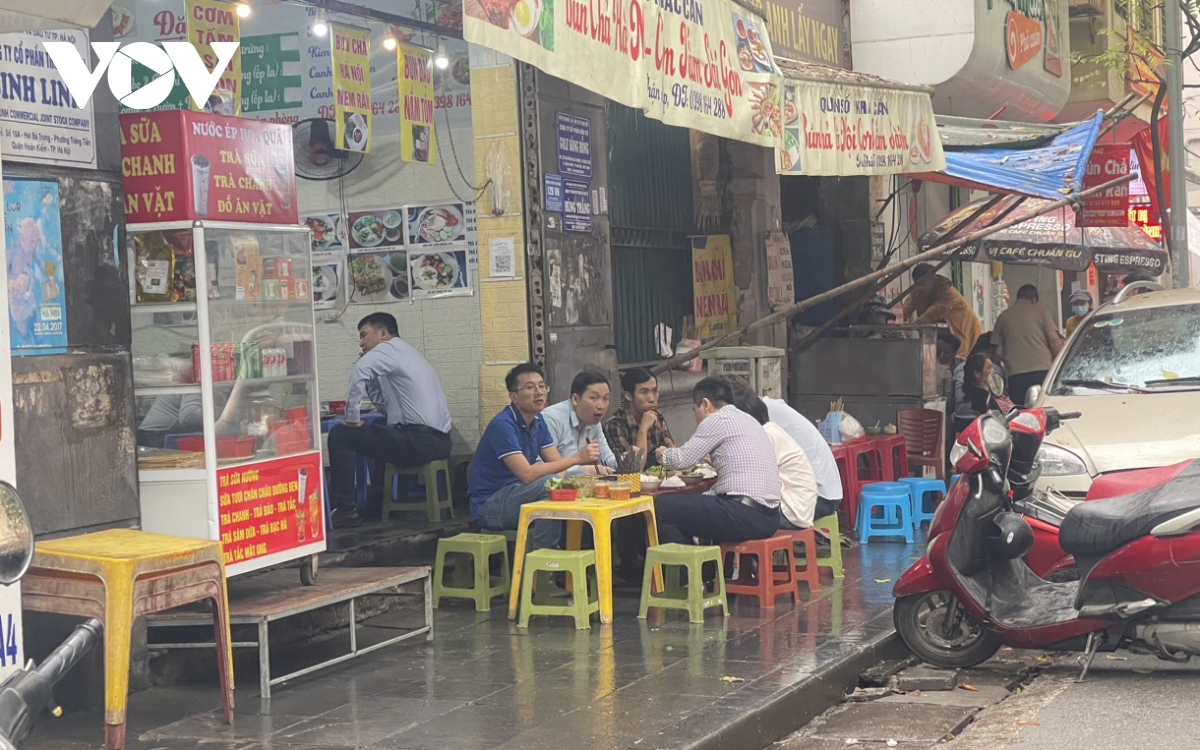 Nhiều hàng quán ở Hà Nội dựng mái che "đánh dấu lãnh địa" để kinh doanh trên vỉa hè