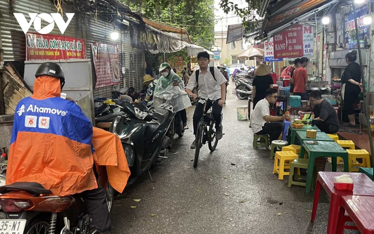 nhieu hang quan o ha noi dung mai che danh dau lanh dia de kinh doanh tren via he hinh anh 7