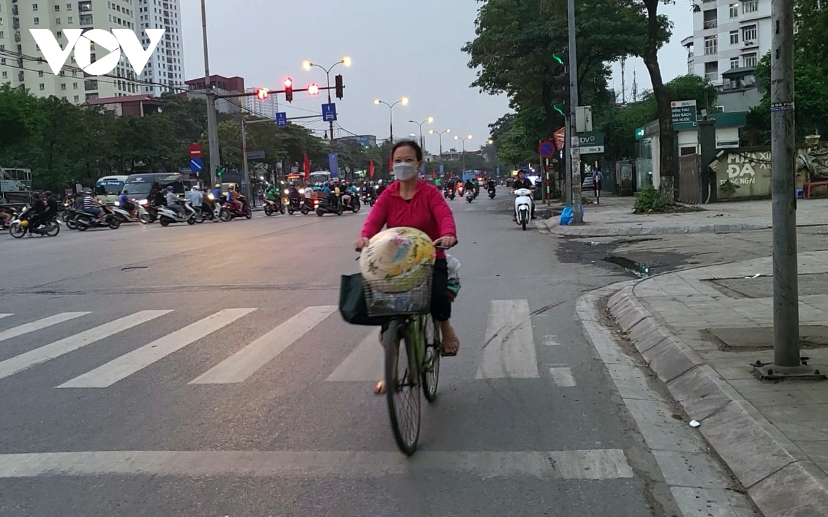 bat chap nguy co tai nan, nhieu nguoi ngang nhien di nguoc chieu tren duong ha noi hinh anh 8