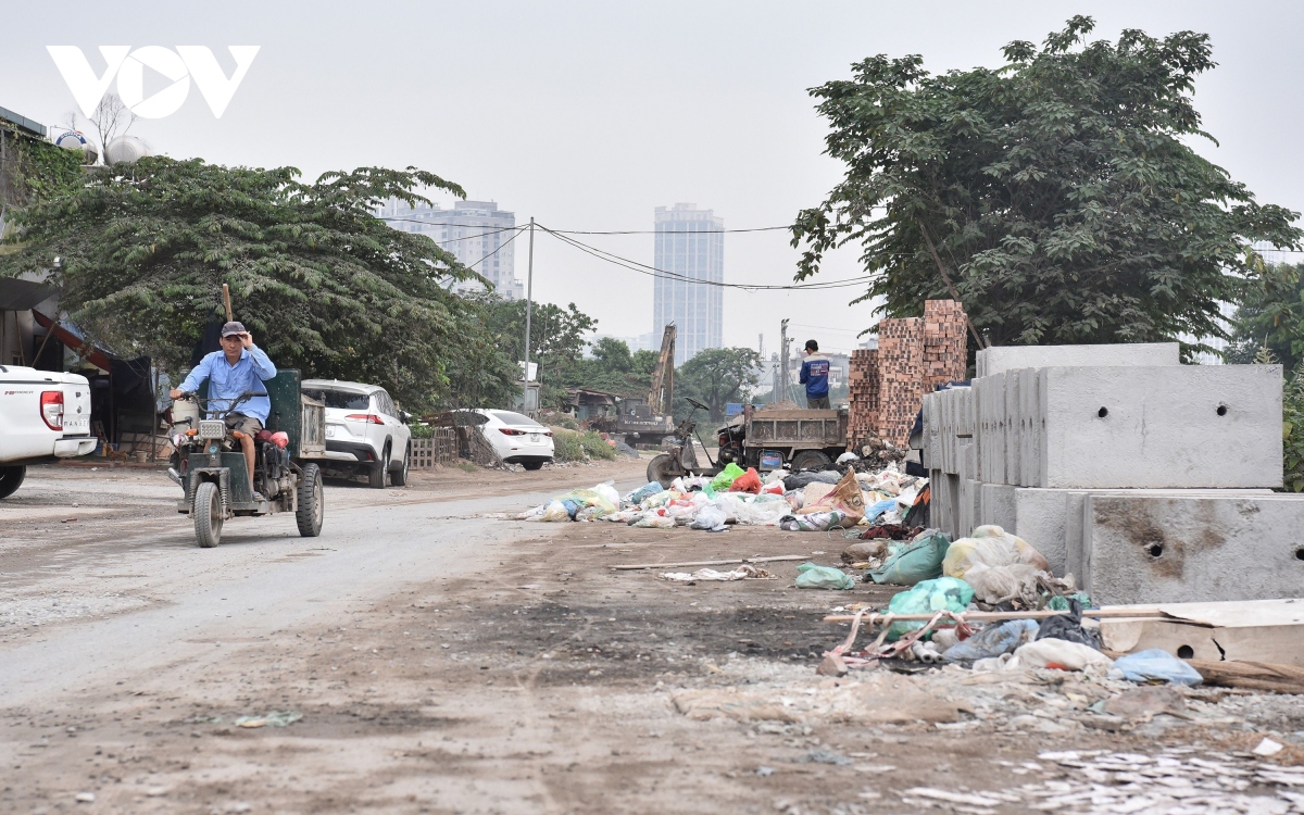 Đường chạy qua dự án Bệnh viện Đa khoa Thanh Xuân tràn ngập rác thải