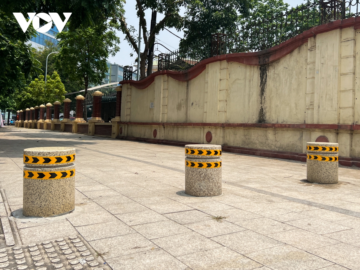 Ý kiến trái chiều về việc lắp đặt trụ đá ngăn ô tô dừng đỗ trên vỉa hè ở Hà Nội