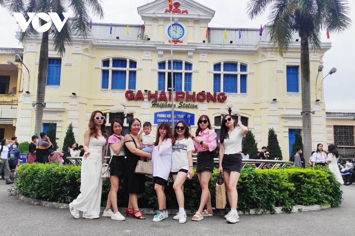 city tour hap dan, ga hai phong don luong khach ky luc trong dot nghi le hinh anh 1