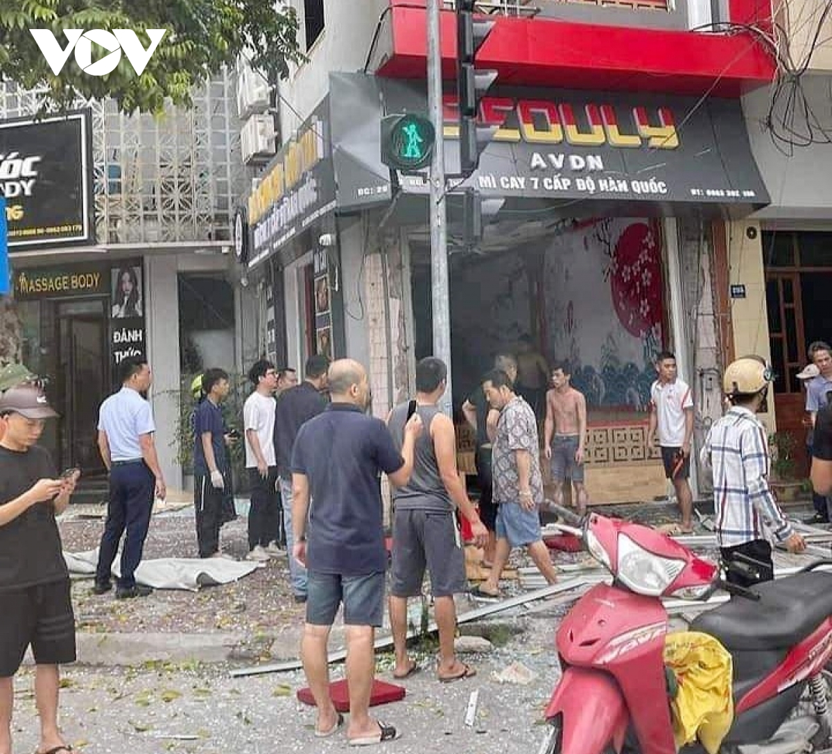 Hai người bị bỏng sau tiếng nổ lớn trong quán lẩu