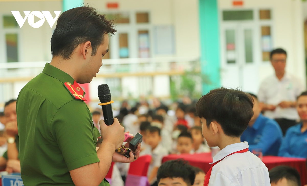 De hoc sinh noi khong voi bong cuoi, thuoc la dien tu hinh anh 1