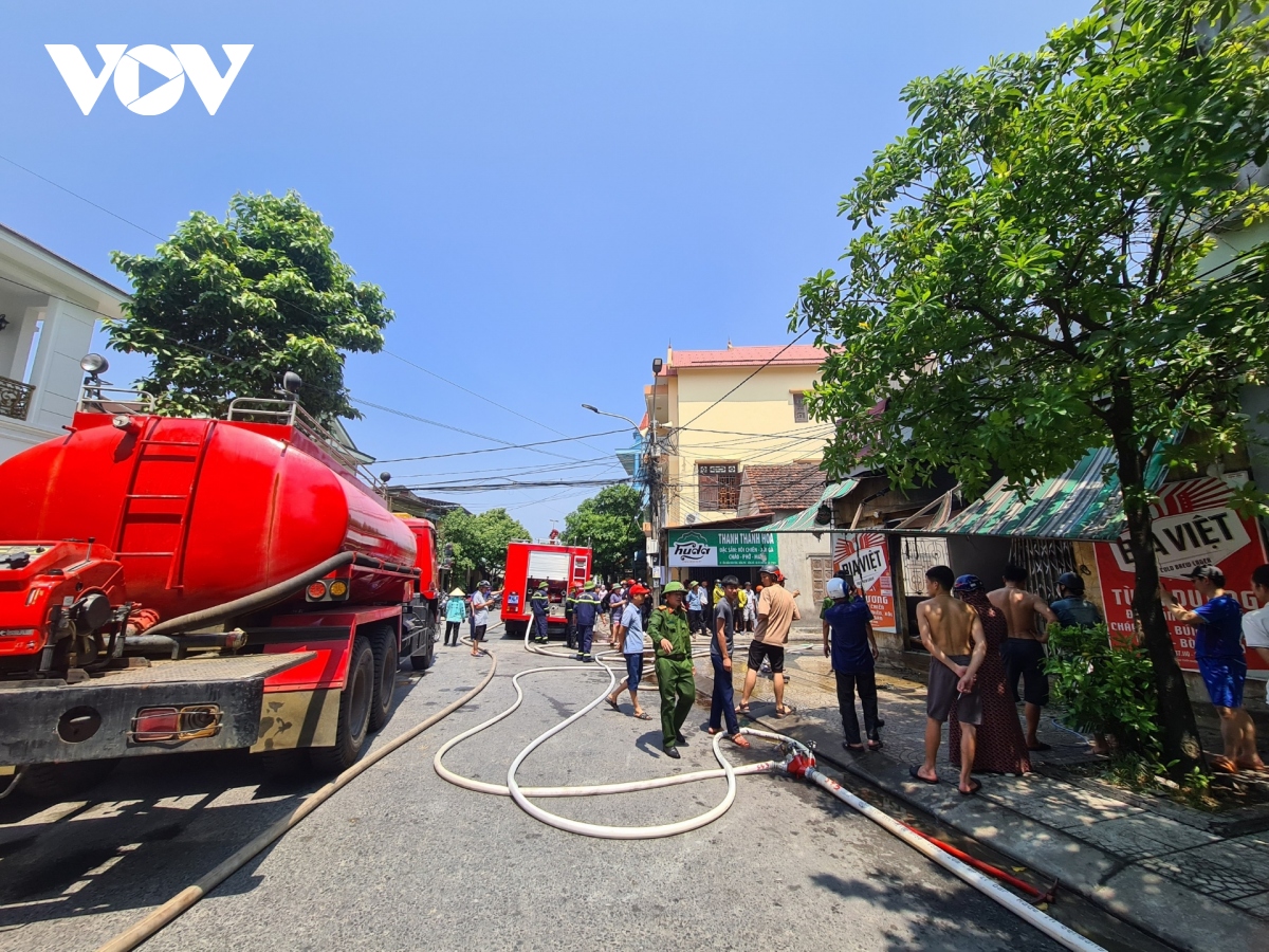 quang binh nang nong gay gat, quan an boc chay giua trua hinh anh 1