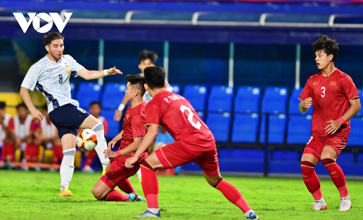 cầu thủ lào gốc pháp bất lực trước hàng phòng ngự của u22 việt nam hình ảnh 4 cau thu lao goc phap bat luc truoc hang phong ngu cua u22 viet nam hinh anh 4