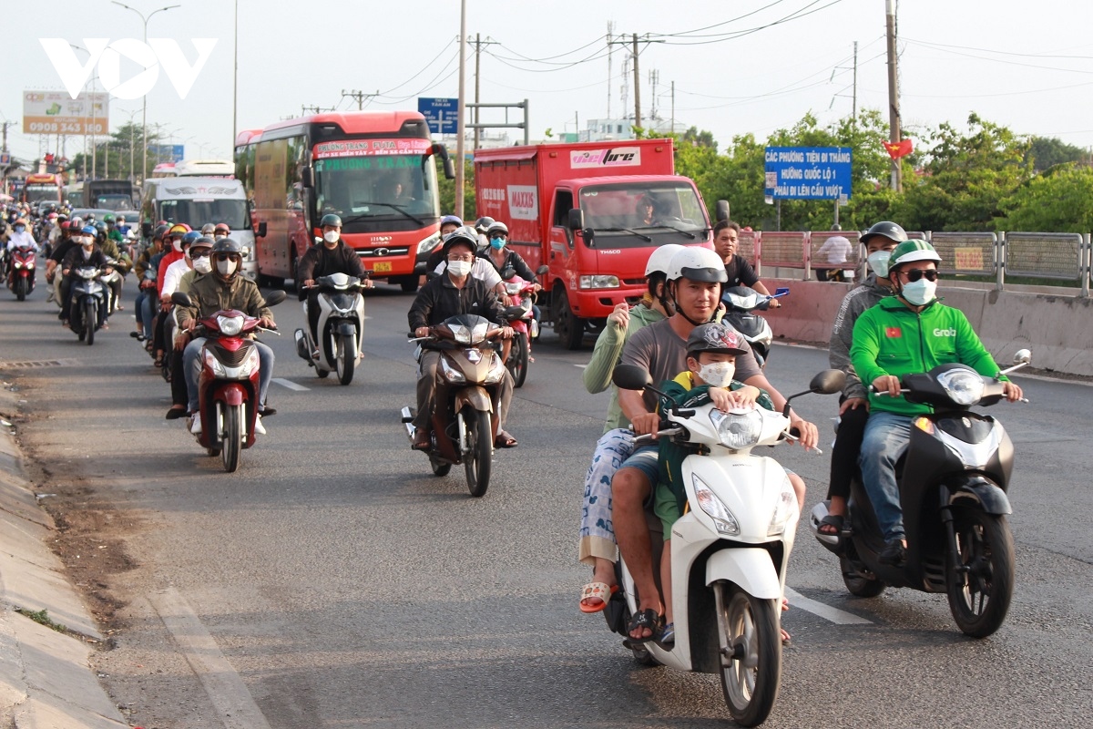 giao thong tp.hcm on dinh, khong un tac tai cac cua ngo hinh anh 4