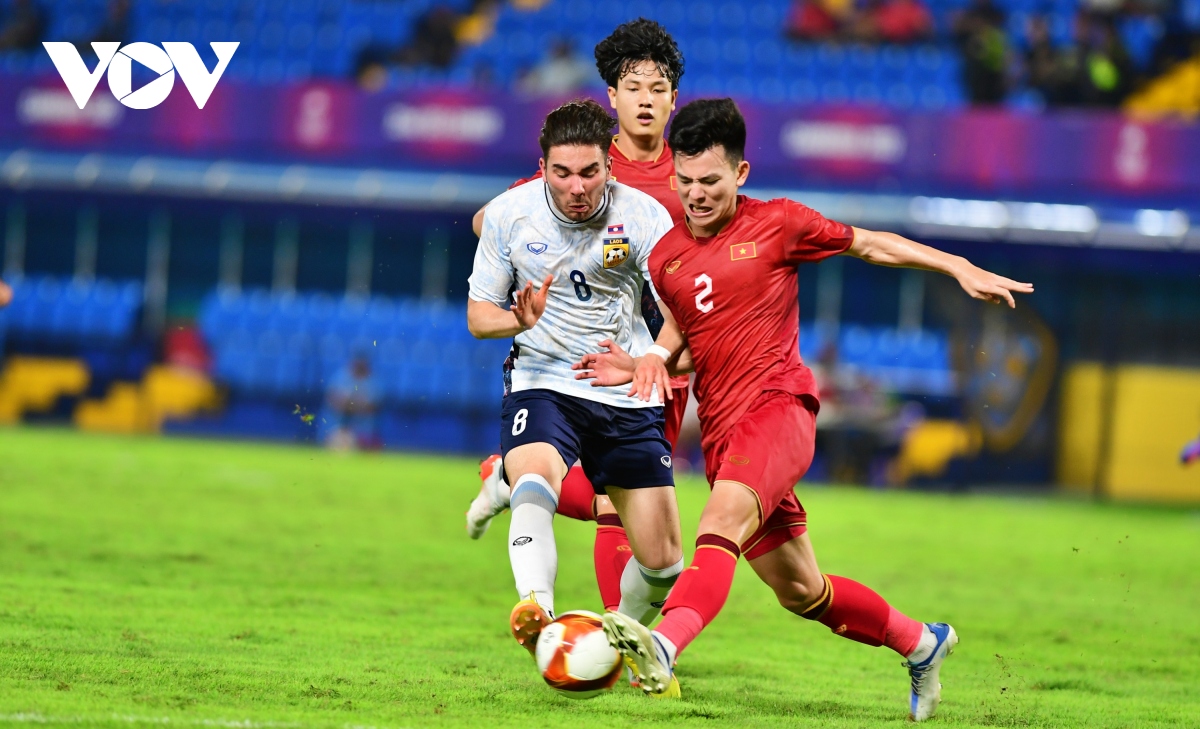 cầu thủ lào gốc pháp bất lực trước hàng phòng ngự của u22 việt nam hình ảnh 5 cau thu lao goc phap bat luc truoc hang phong ngu cua u22 viet nam hinh anh 5