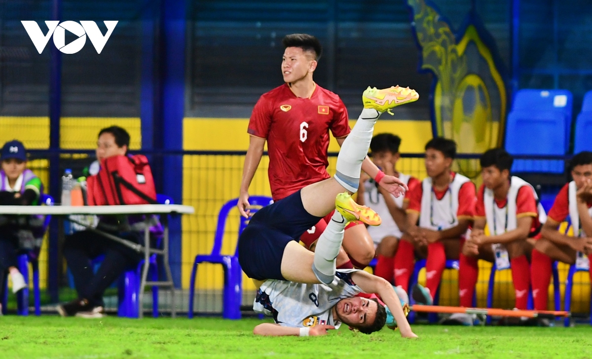 cầu thủ lào gốc pháp bất lực trước hàng phòng ngự của u22 việt nam hình ảnh 7 cau thu lao goc phap bat luc truoc hang phong ngu cua u22 viet nam hinh anh 7