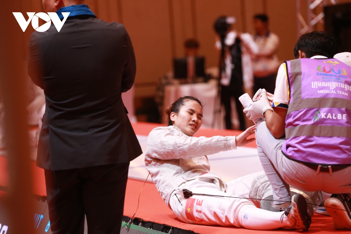 bat ngo chan thuong o chung ket, nu kiem thu can rang chiu dau gianh hcv sea games hinh anh 2