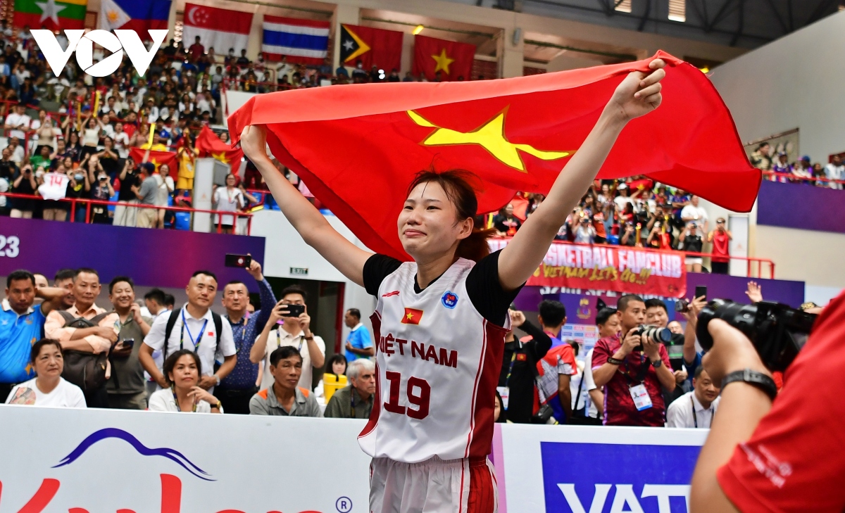 Vỡ òa cảm xúc với HCV lịch sử của đội bóng rổ nữ 3x3 Việt Nam tại SEA Games 32