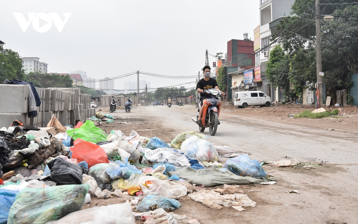 Rác thải ngập ngụa đoạn đường chạy qua dự án Bệnh viện Đa khoa Thanh Xuân, Hà Nội