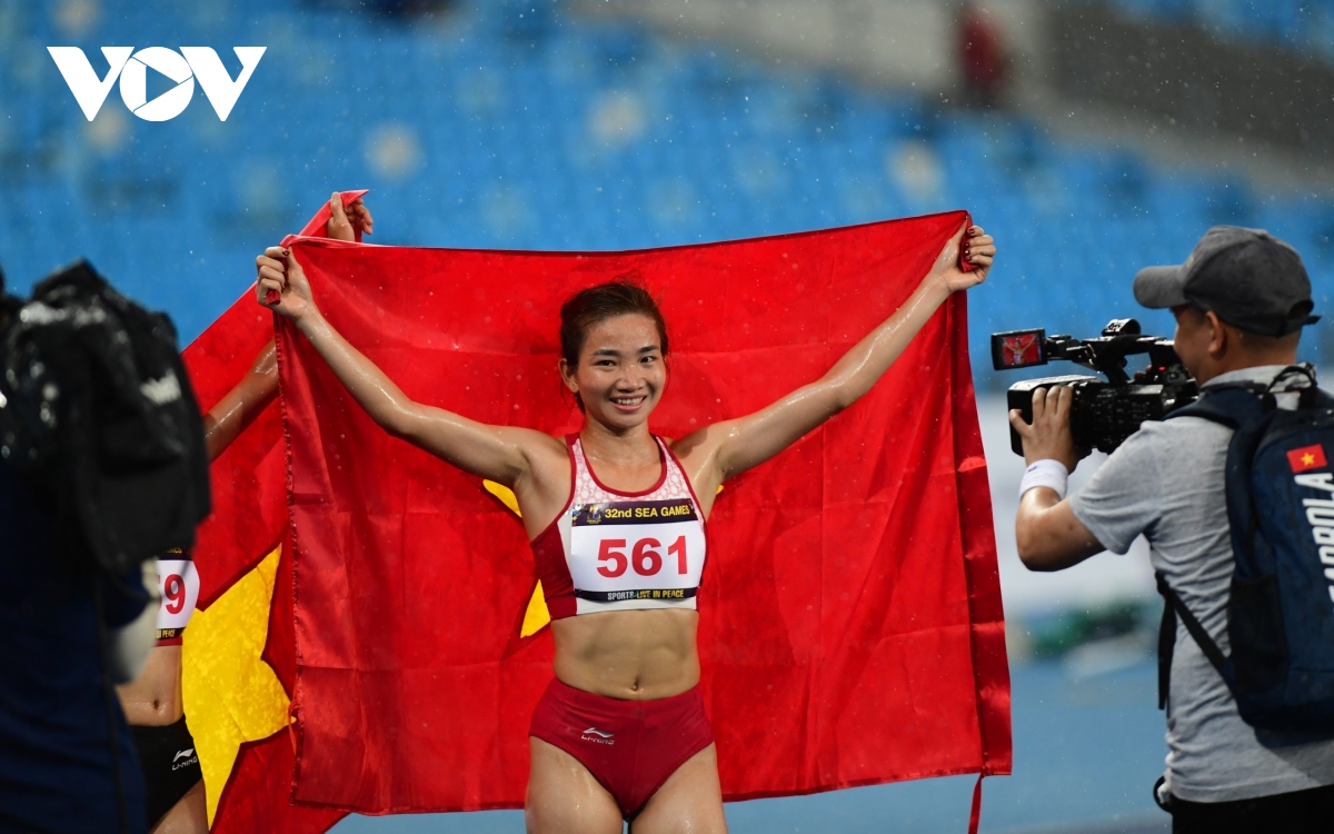 nguyen thi oanh va pham thi hong le thong tri duong chay 5000m o sea games 32 hinh anh 2