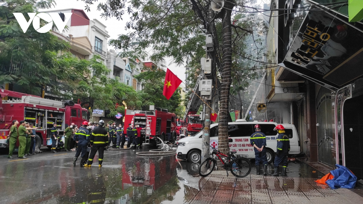 chay lon tai quan bar tren pho van cao hai phong hinh anh 2