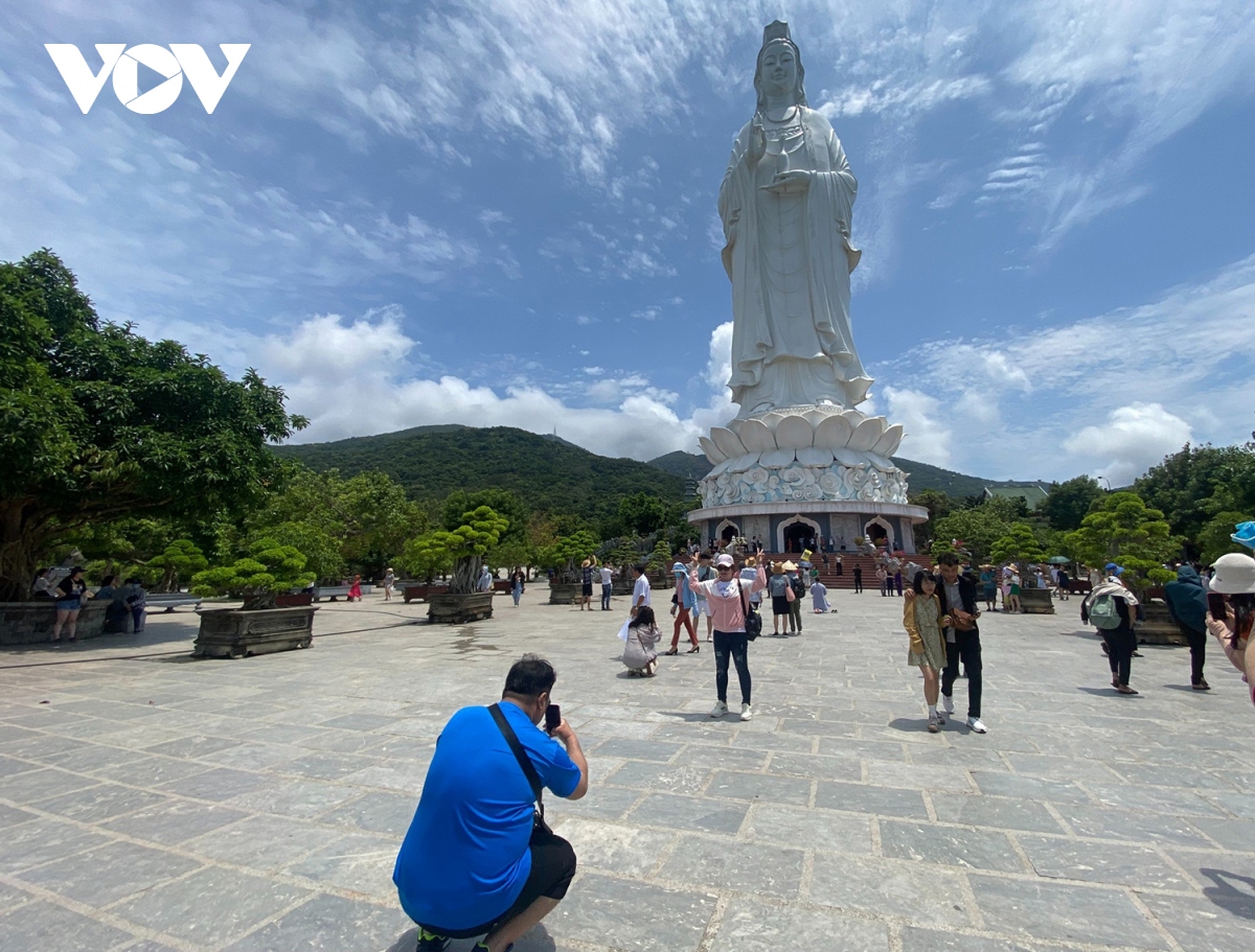 khach den cac diem du lich Da nang tang cao hinh anh 4