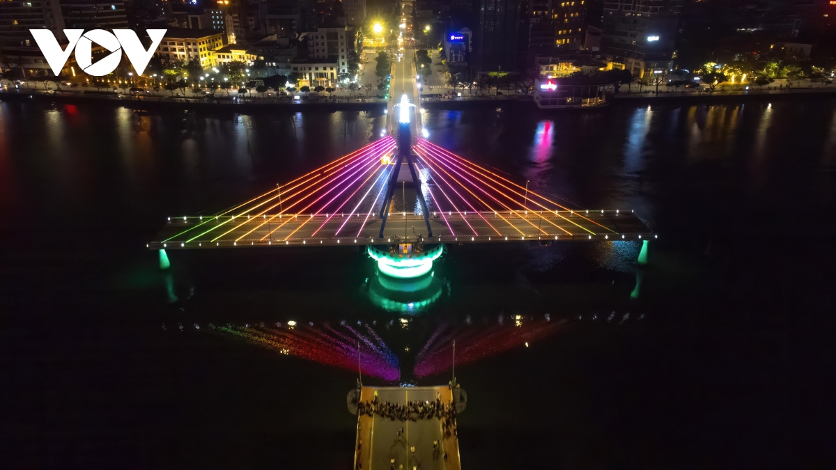 Chùm ảnh: Ngắm cầu Sông Hàn độc đáo khi quay ban đêm