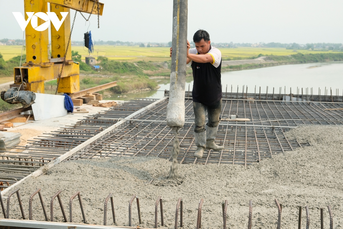 Làm việc xuyên Lễ để đẩy nhanh tiến độ trên công trình giao thông ...