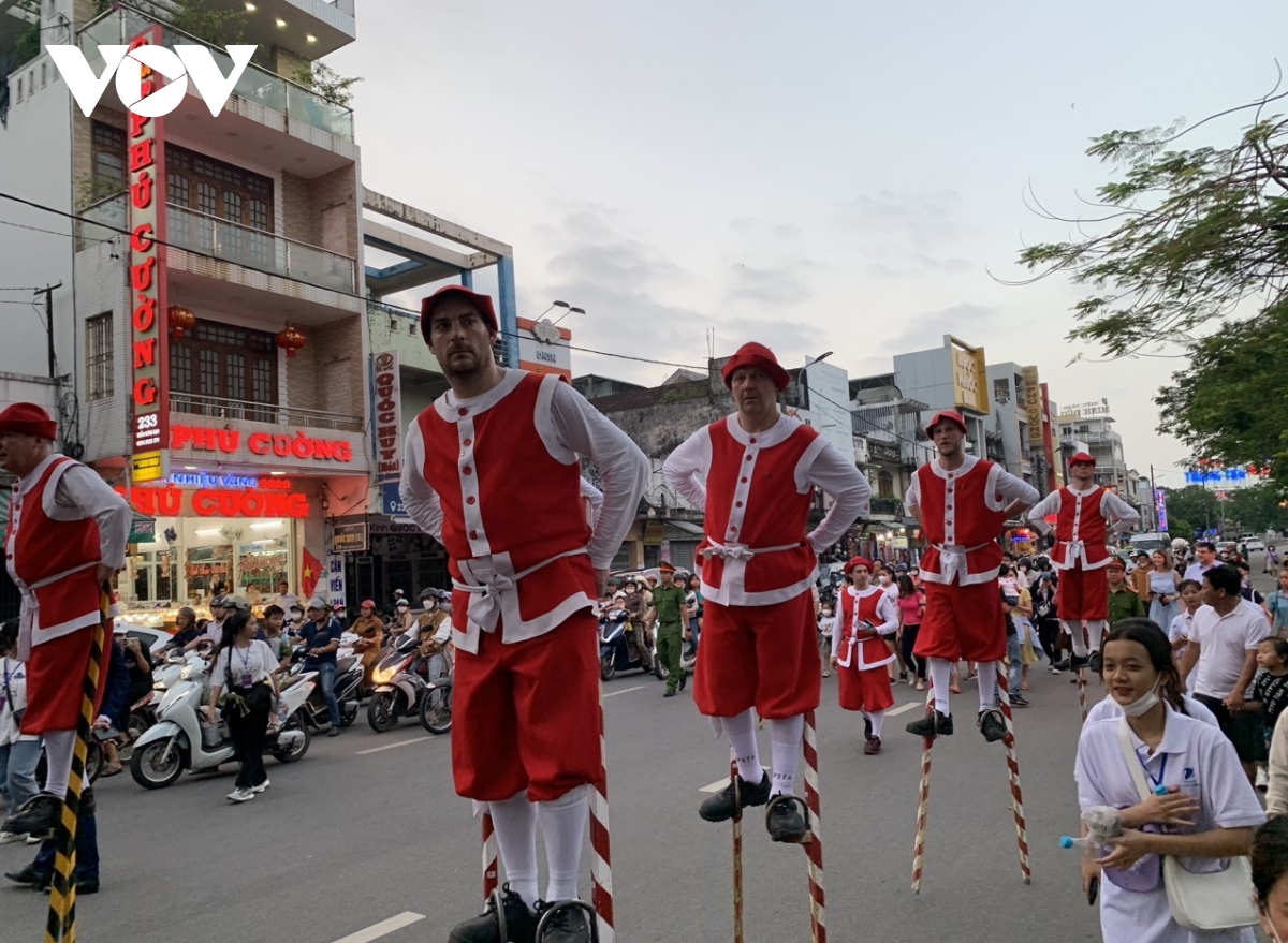 luong khach den hue tang cao trong dip nghi le hinh anh 1