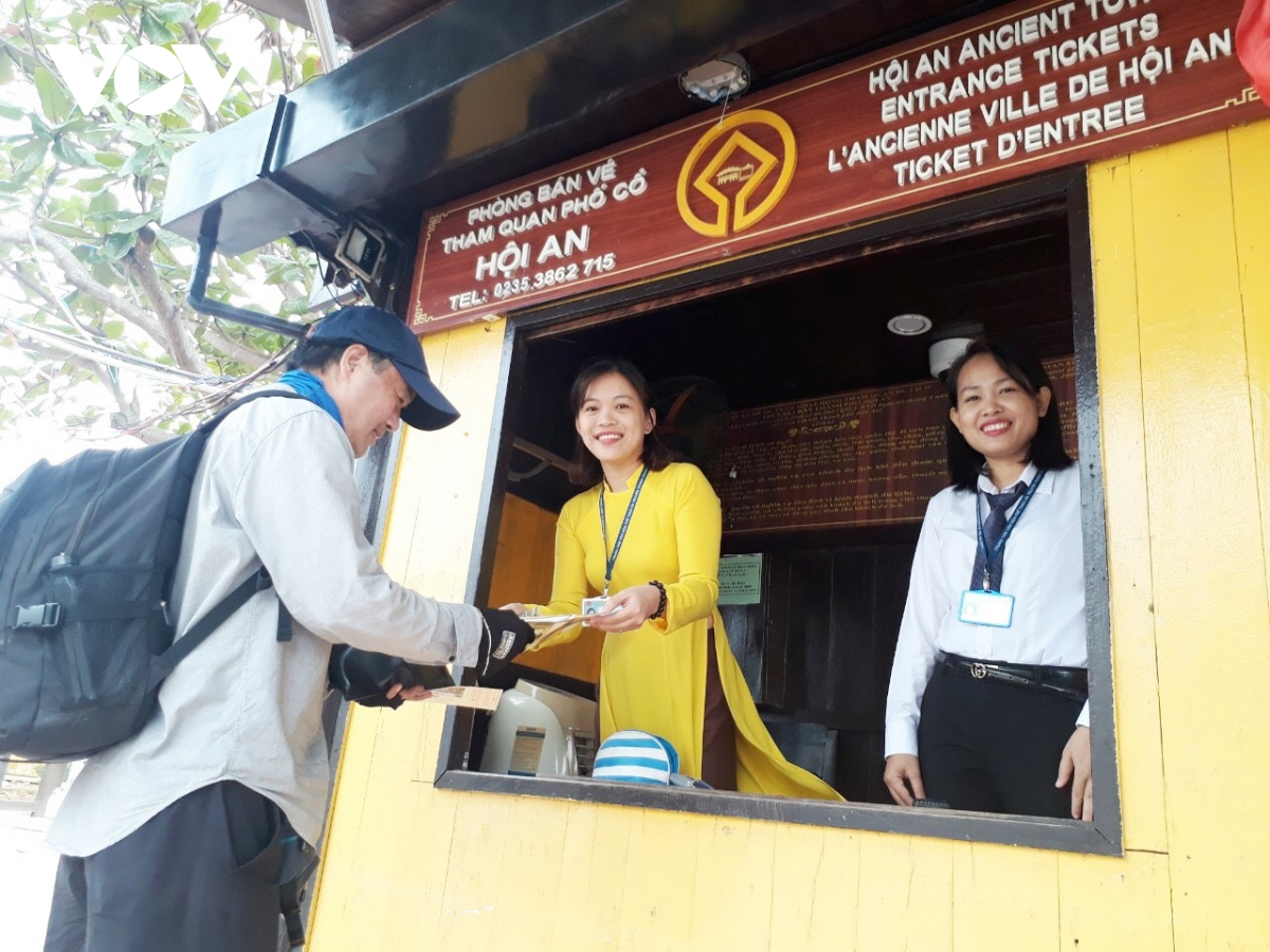 Tham quan phố cổ Hội An: Không "ngăn sông cấm chợ" chỉ kiểm soát khách tour