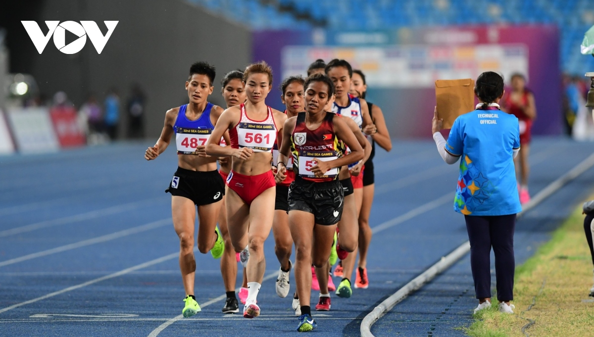 nguyen thi oanh va pham thi hong le thong tri duong chay 5000m o sea games 32 hinh anh 3