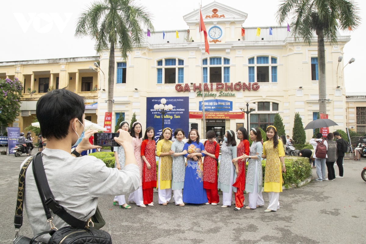 Du khách thích thú trải nghiệm "Free walking tour" tại Hải Phòng