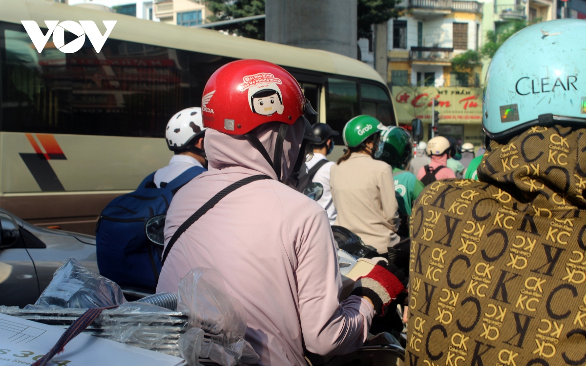 nguoi lao dong o ha noi vat va muu sinh duoi cai nang chay da chay thit hinh anh 2