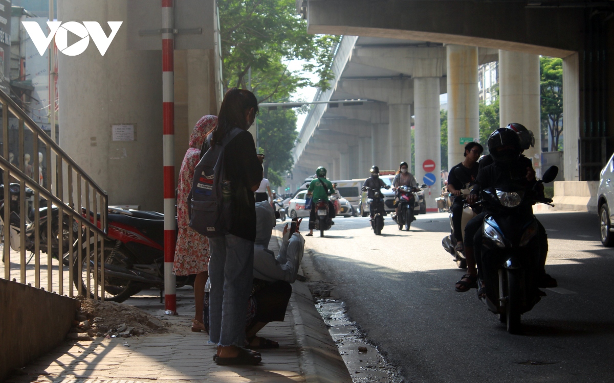 nguoi lao dong o ha noi vat va muu sinh duoi cai nang chay da chay thit hinh anh 9