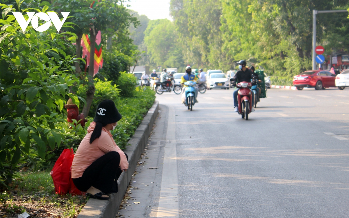 nguoi lao dong o ha noi vat va muu sinh duoi cai nang chay da chay thit hinh anh 10