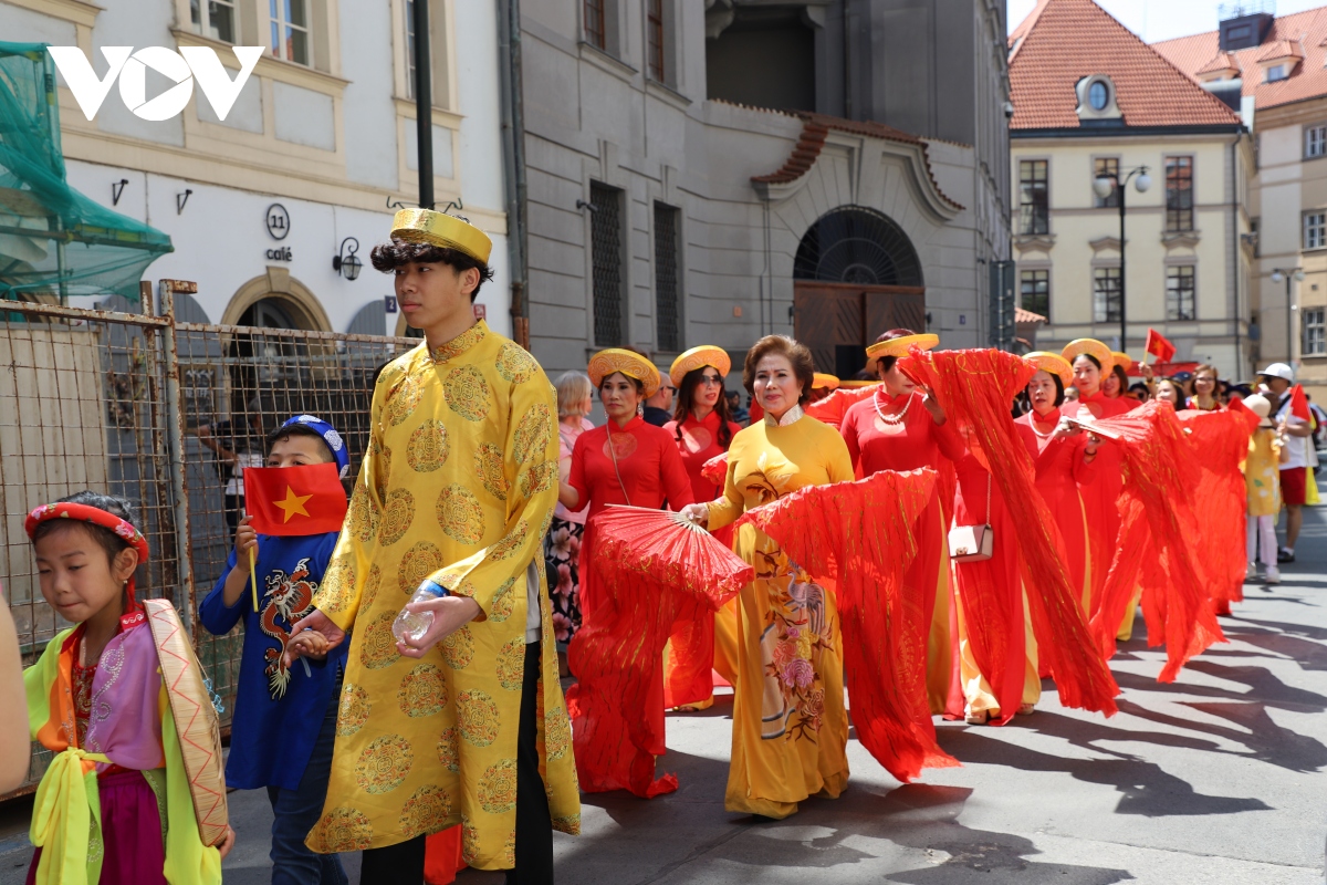 ruc ro sac mau viet tai festival cac dan toc thieu so cong hoa sec hinh anh 3