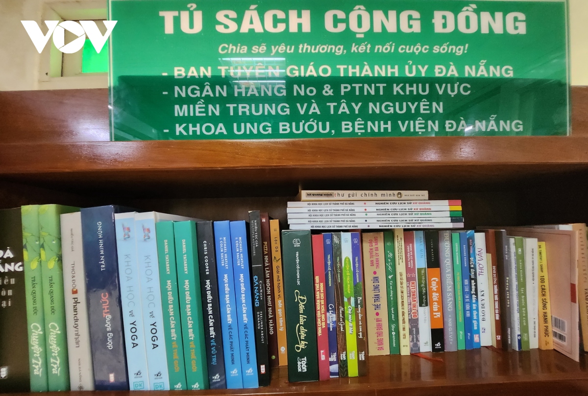 tang tu sach cong dong tai benh vien Da nang hinh anh 2