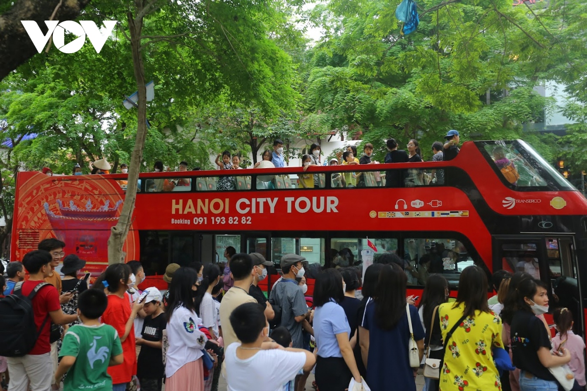 dong nguoi xep hang trai nghiem xe bus 2 tang mien phi hinh anh 5