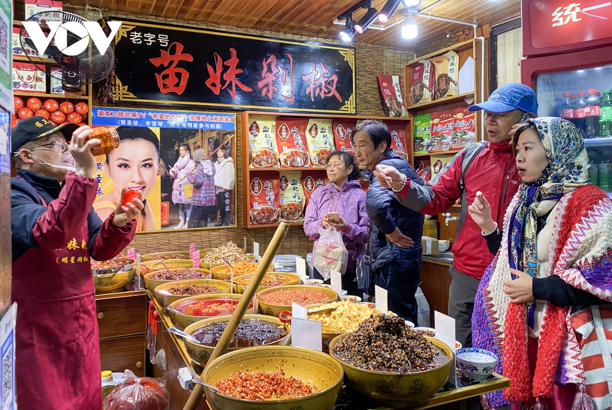 khách ùn ùn, phượng hoàng cổ trấn dần hồi sinh sau đại dịch hình ảnh 15 khach un un, phuong hoang co tran dan hoi sinh sau dai dich hinh anh 15