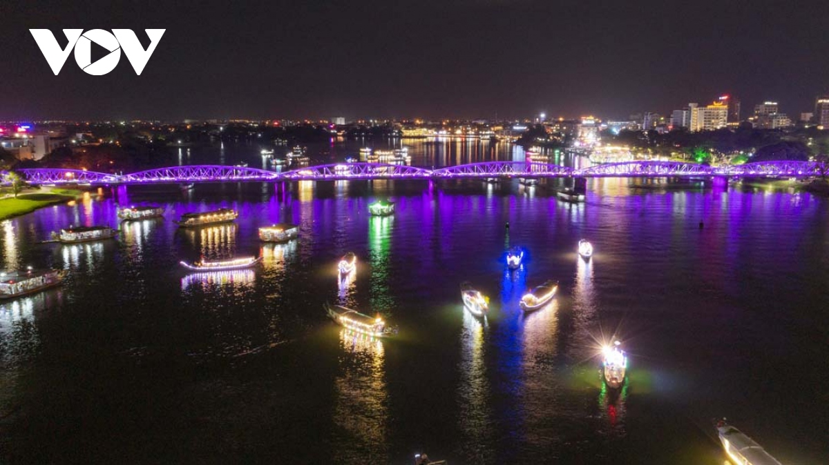 lung linh dem hoi anh sang tren dong huong hinh anh 1