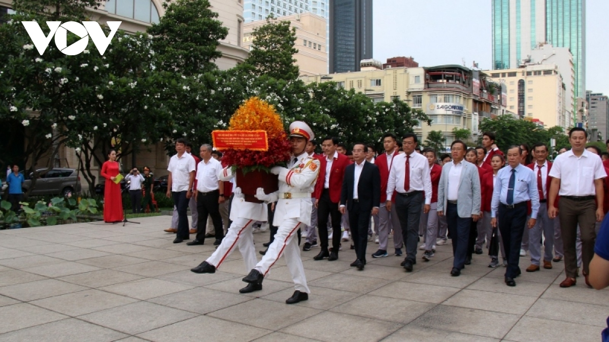 tp.hcm trao thuong cho vDv, hlv thi dau xuat sac tai sea games 32 hinh anh 3