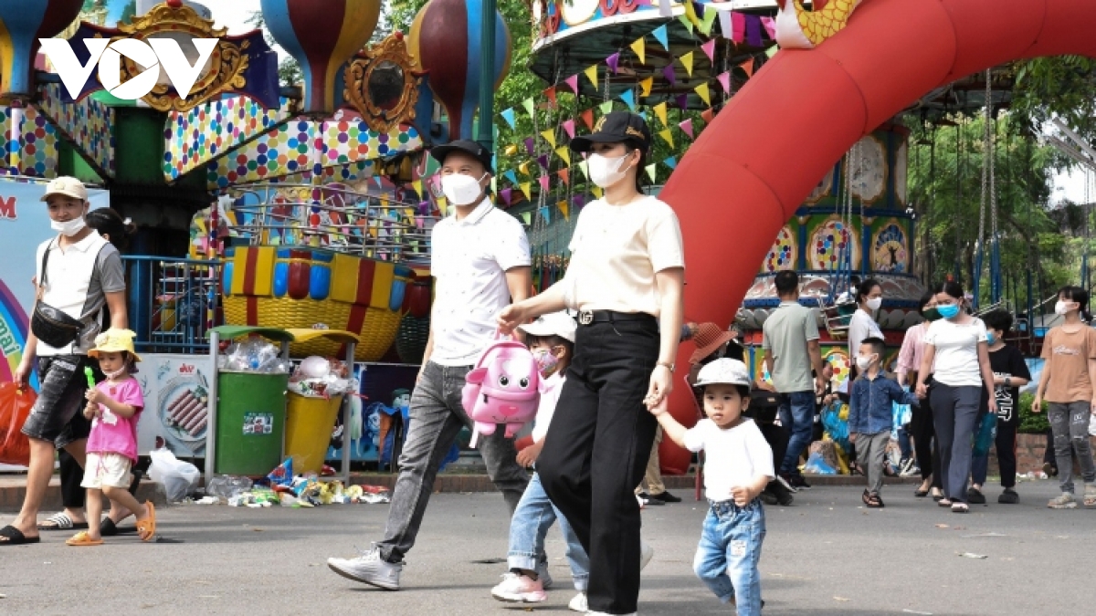 Walking zones, parks crowded with holidaymakers